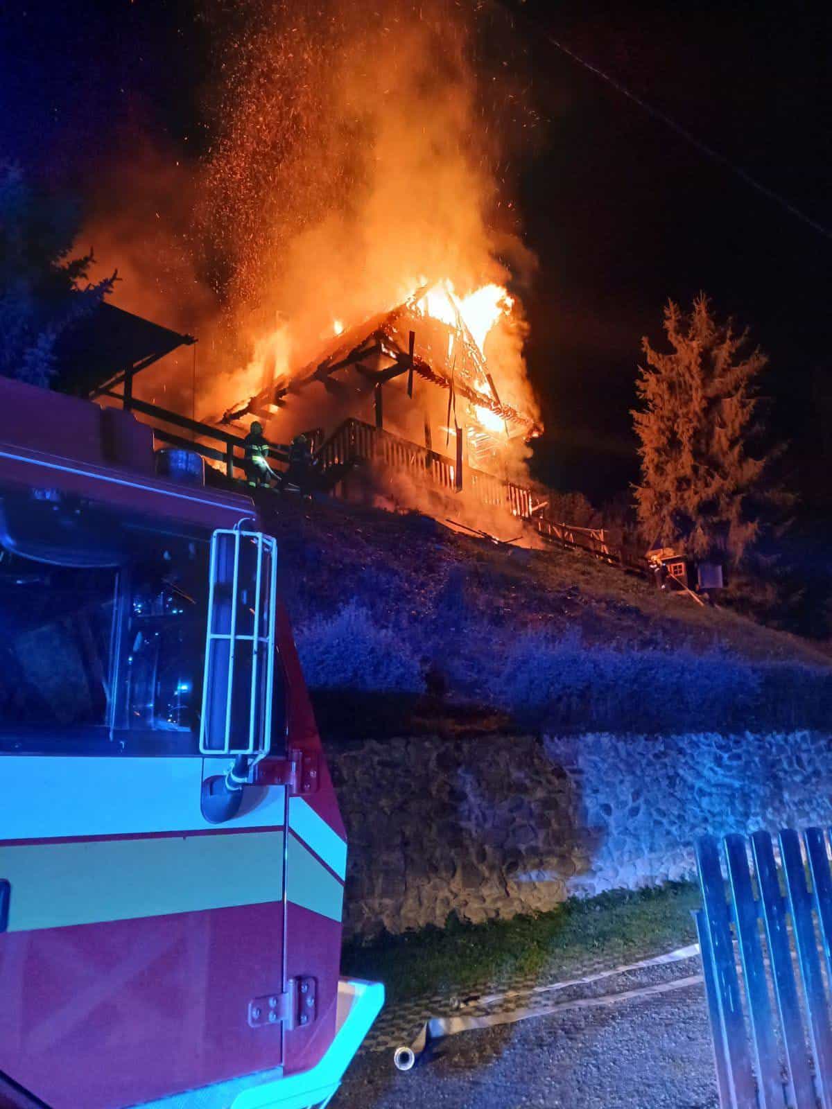 Požiar v Nižnej Boci: Hasiči v noci bojovali s plameňmi, chata úplne zhorela