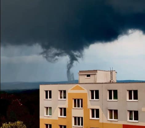 Na hraniciach medzi Českom a Slovenskom sa objavilo tornádo: VIDEO Jav trval niekoľko minút