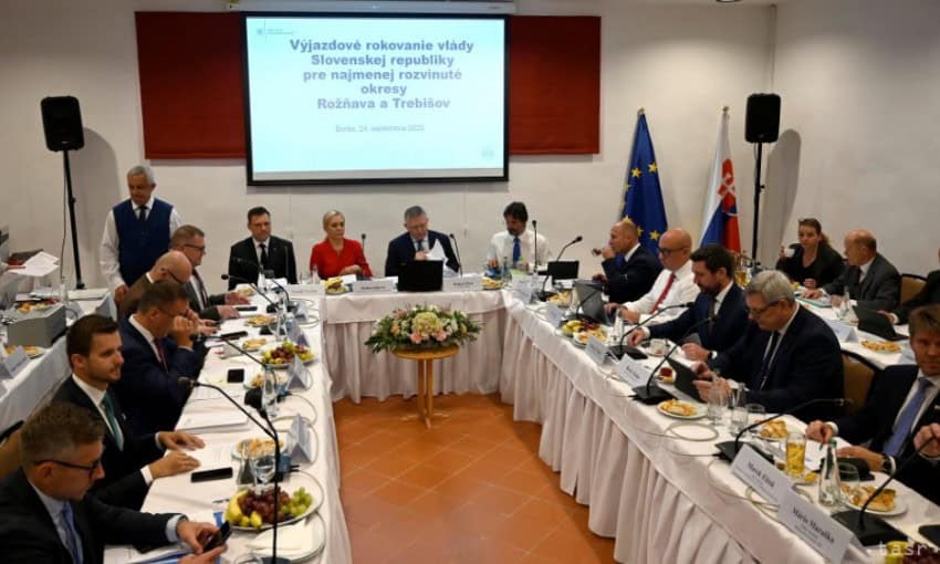 Vláda získala päť dní času, aby našla riešenie pre ceny palív, povedal publicista Hrabko