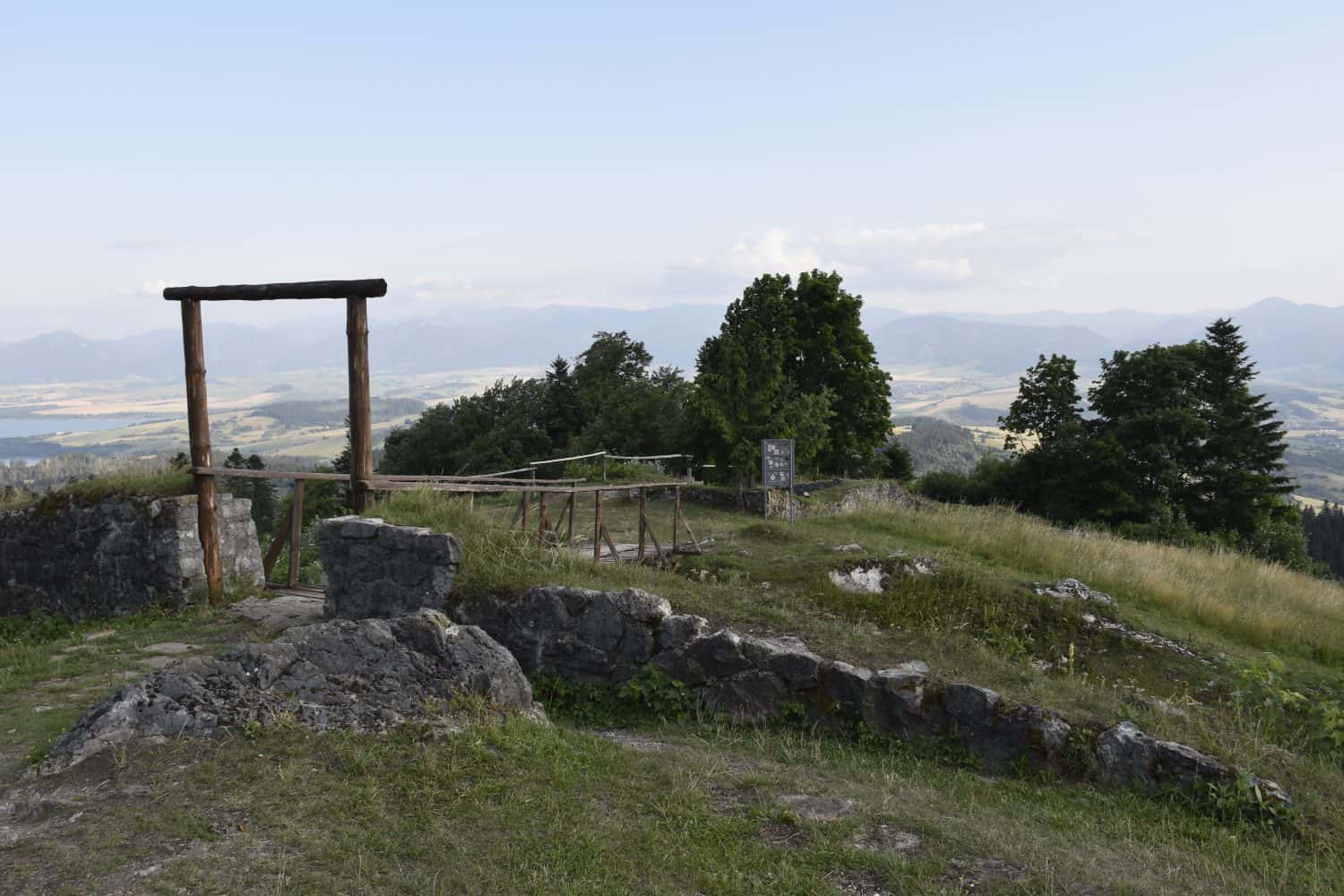 Na Liptovskom hrade začali dobrovoľníci opravovať mosty, pomáhali aj kadeti ozbrojených síl