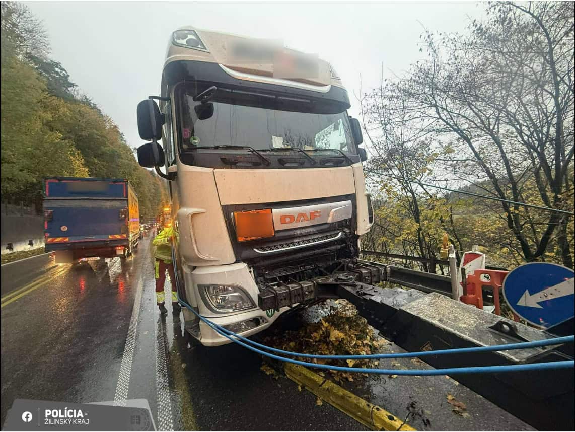 Ťažká nehoda pri Strečne: Nákladné auto prešlo do protismeru, vodič osobáku je v nemocnici