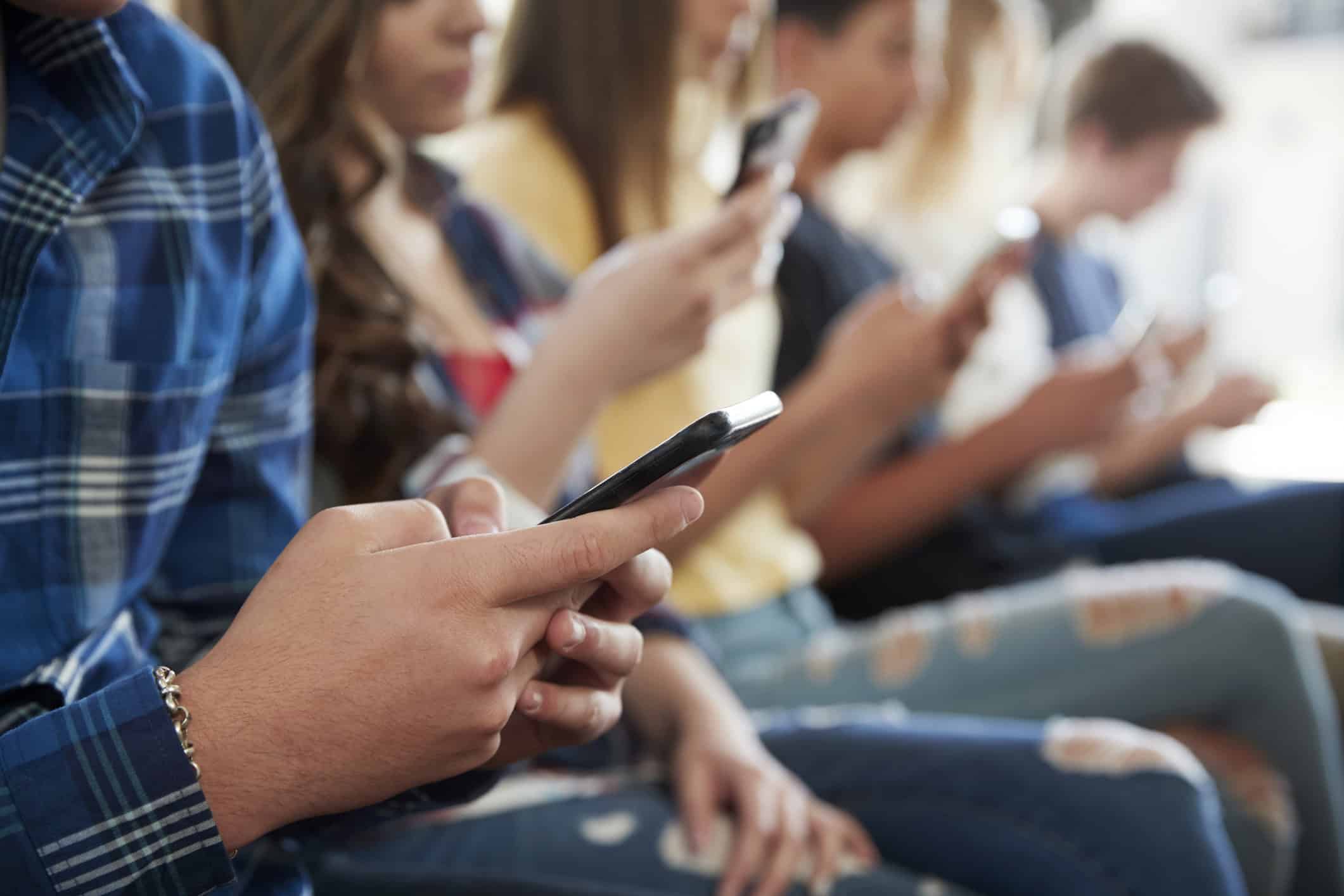 Mladí pod tlakom sociálnych sietí: Úzkosť a strach zo zmeškania sa šíria medzi teenagermi