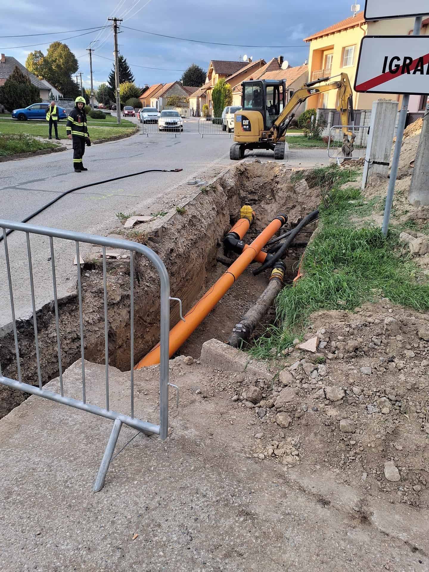 Mimoriadny zásah hasičov: Únik plynu v Igrame po preseknutí potrubia, uzavreli ulicu