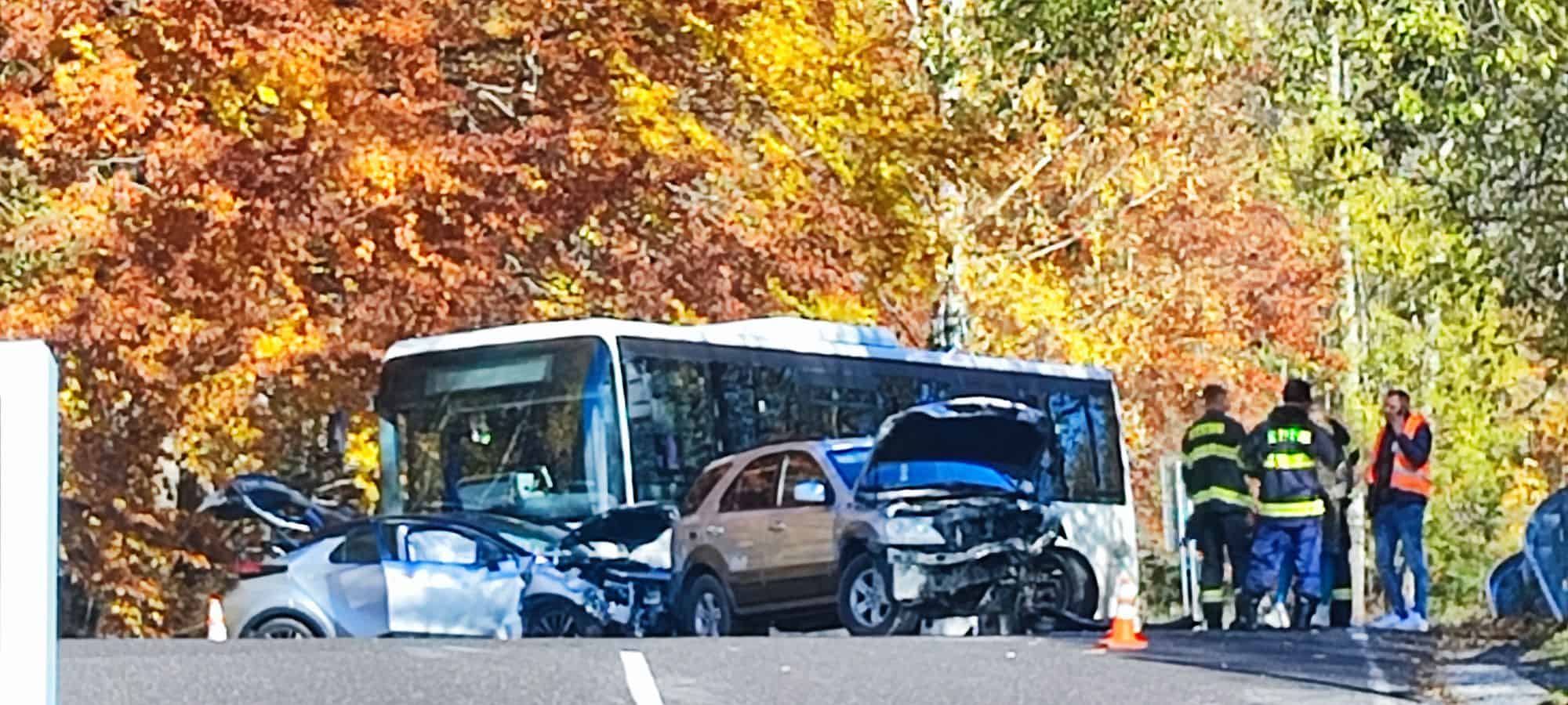 AKTUÁLNE HROMADNÁ NEHODA Autobus sa zrazil s autami, zasahujú záchranné zložky: FOTO Cesta je uzavretá