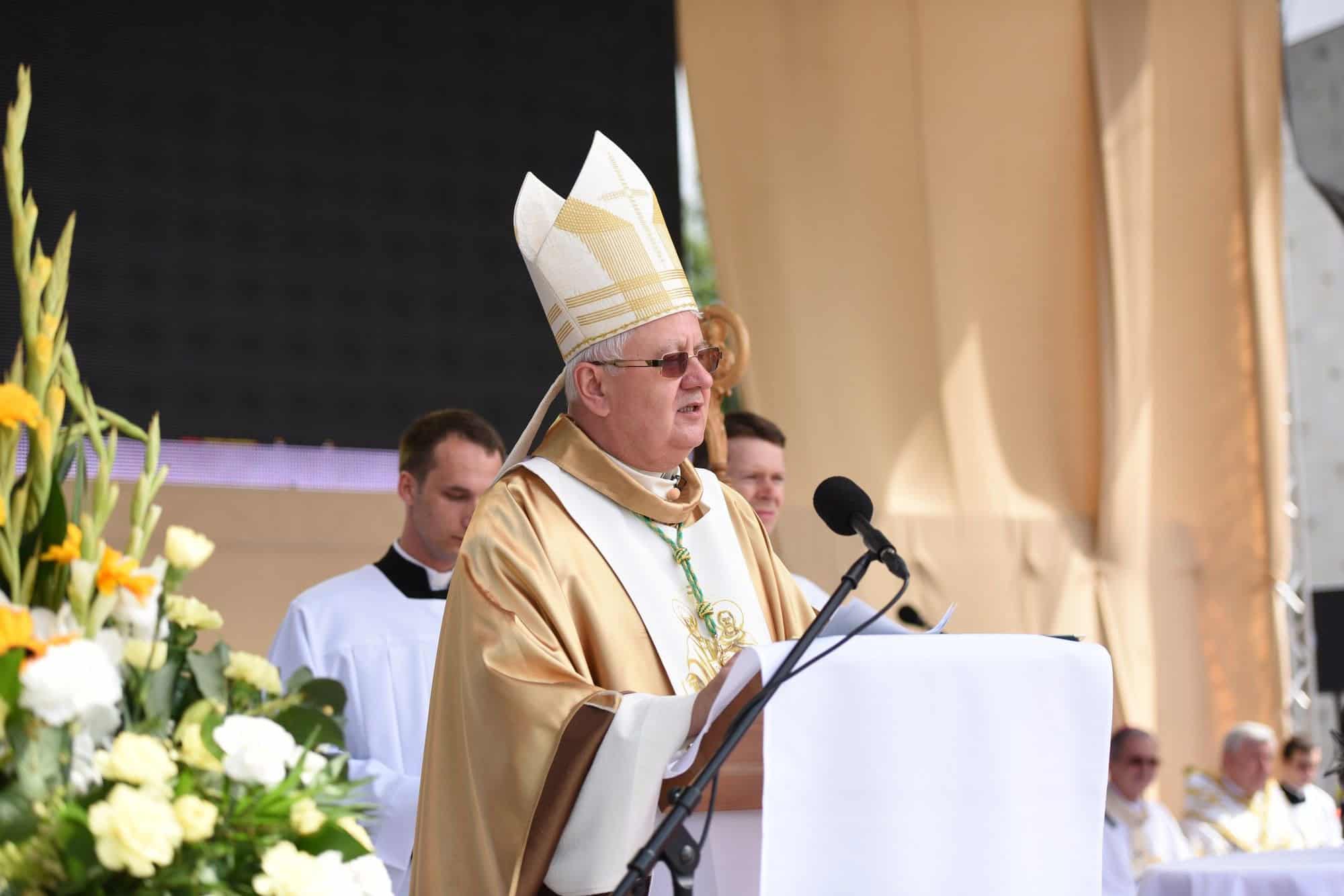 Rožňavský biskup vyjadril sústrasť po tragédii na Horehroní: Modlitby za obete aj zraneného chlapca