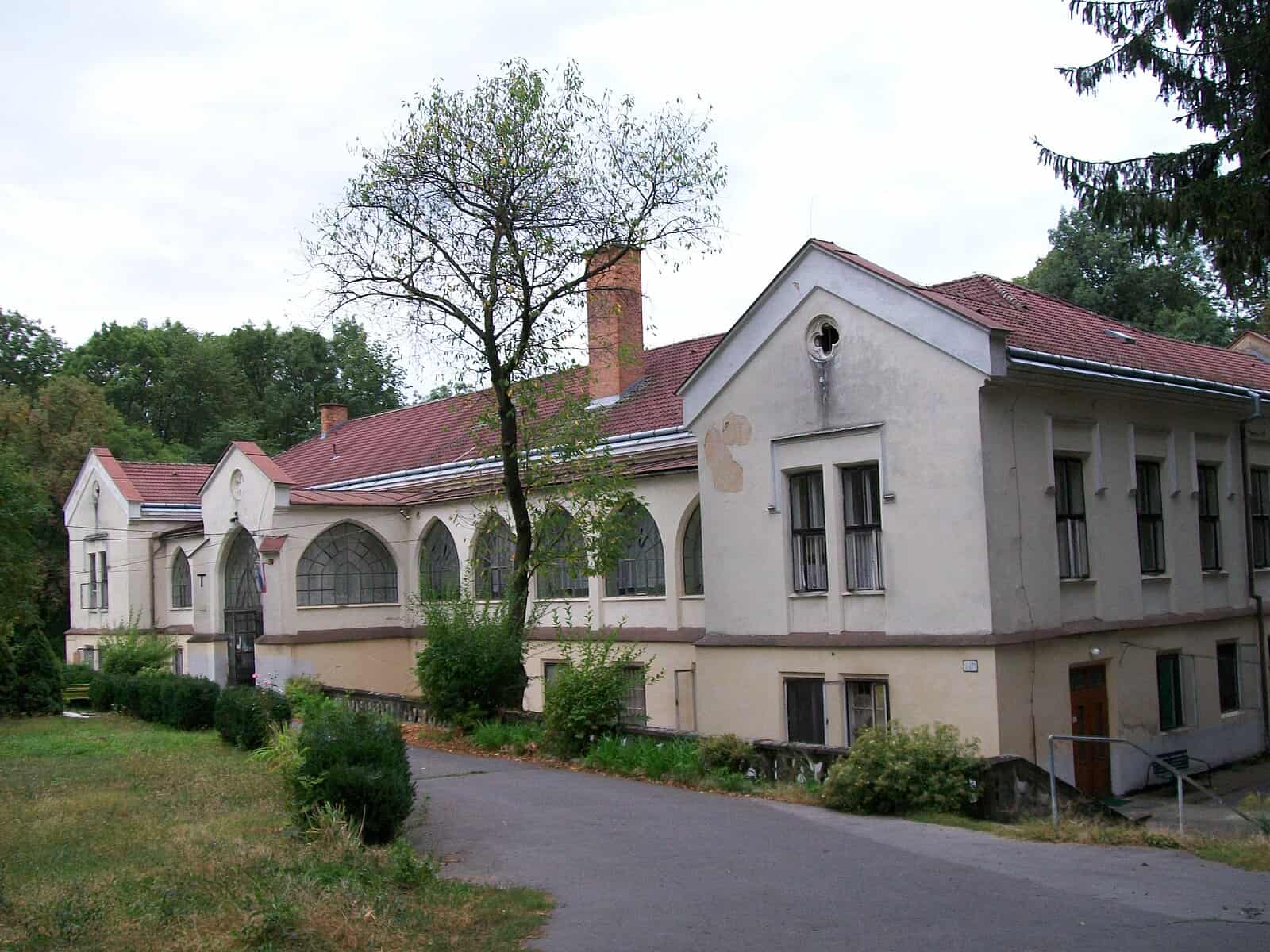 Historický kaštieľ pri Lučenci opäť na predaj: Kraj znížil cenu, ostáva prázdny už 14 rokov