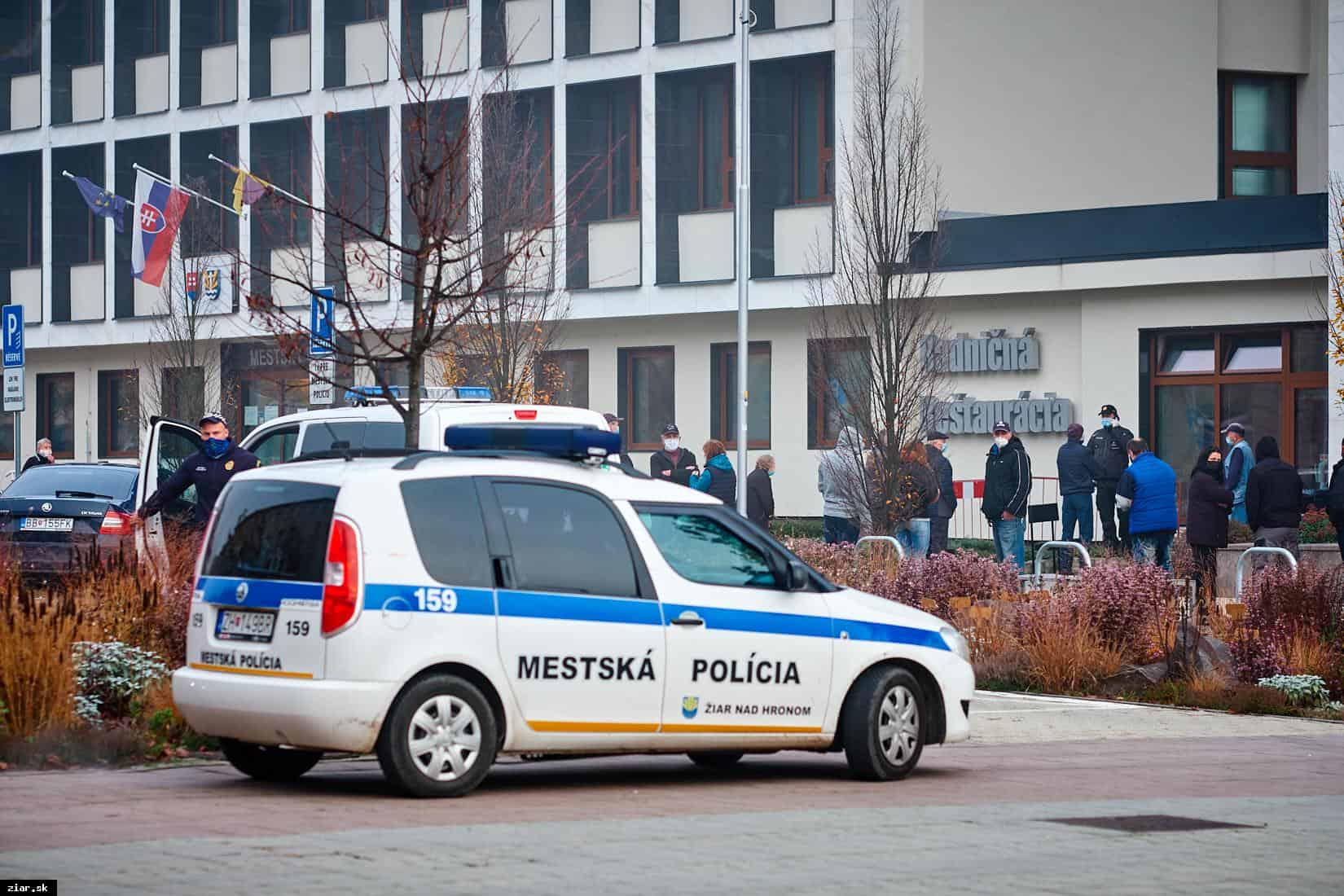 Polročné vysvedčenia v Bratislave: Mestská polícia posilní hliadky pri školách a priechodoch