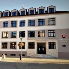 Dôležité obmedzenia pri mestskom úrade v Myjave: Premávku komplikujú práce a nesprávne parkovanie