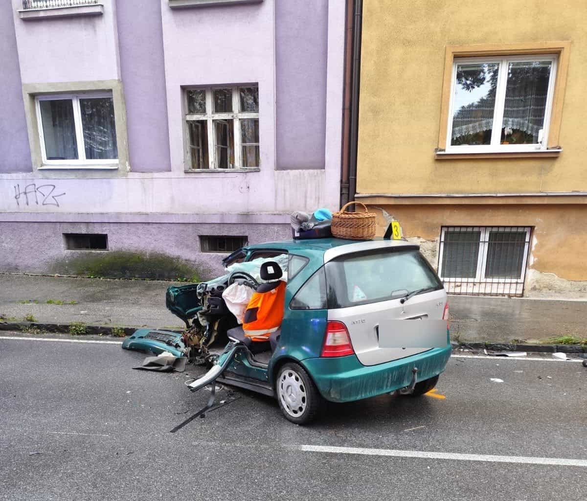 ŤAŽKÁ HROMADNÁ NEHODA 5 áut: Hlásia viacero ranených, vozidlo roztrhlo na polovicu: Desivé FOTO