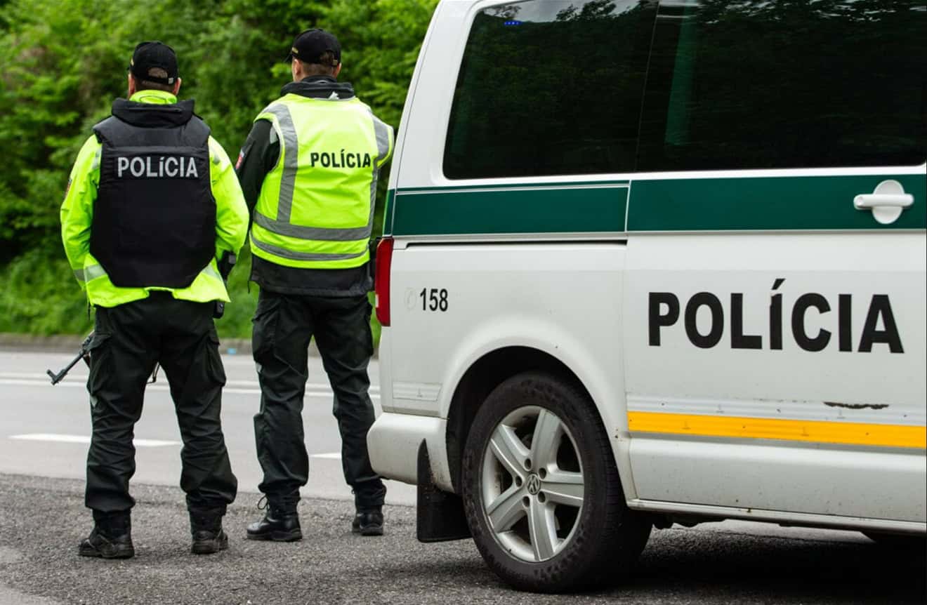 Dvaja policajti čelia obvineniu: Pokutovali vodičov aj počas voľna, peniaze si nechávali
