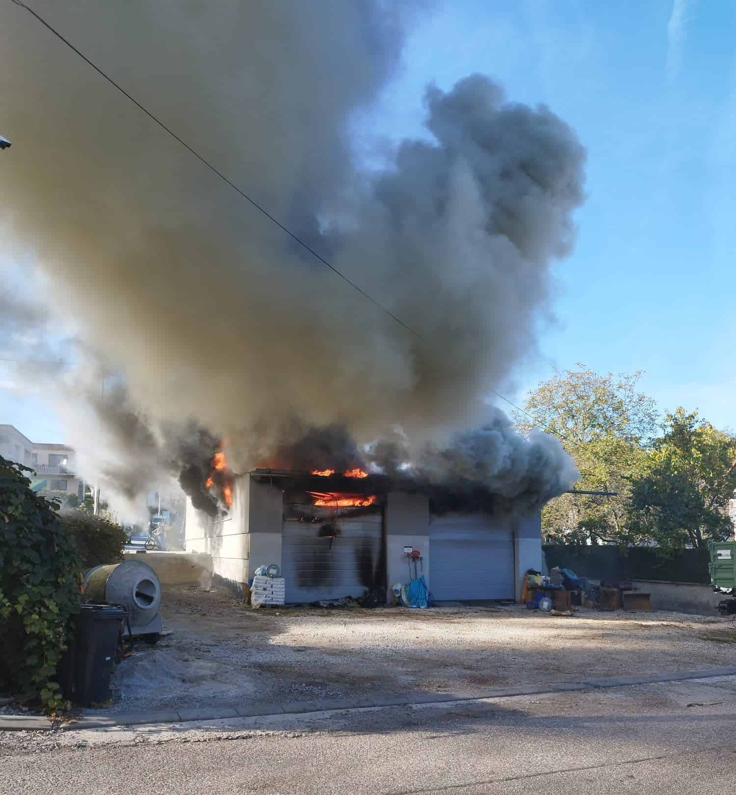 Vážny požiar garáže v Porube: Hasiči zabránili rozšíreniu na dom, príčiny skúmajú