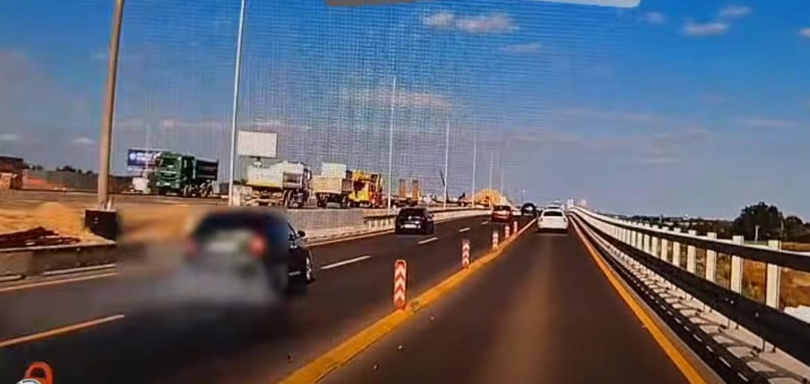 VIDEO Šialená policajná naháňačka: Vodič zo zákazom unikal po diaľnici! Ukončil to tvrdý náraz