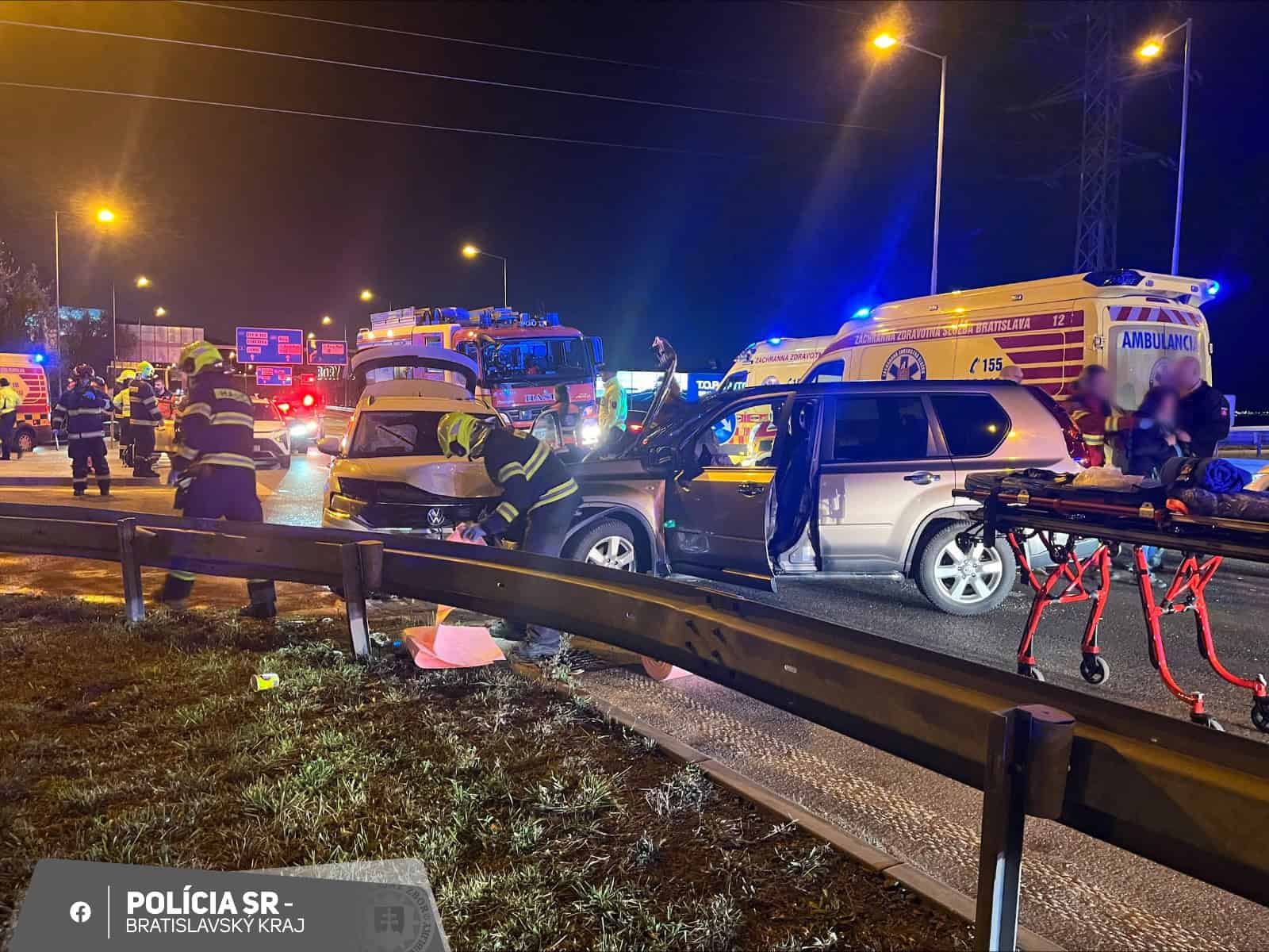 FOTO HROZIVÁ NEHODA pri diaľničnom výjazde: Záchranári ratovali až 4 ranených
