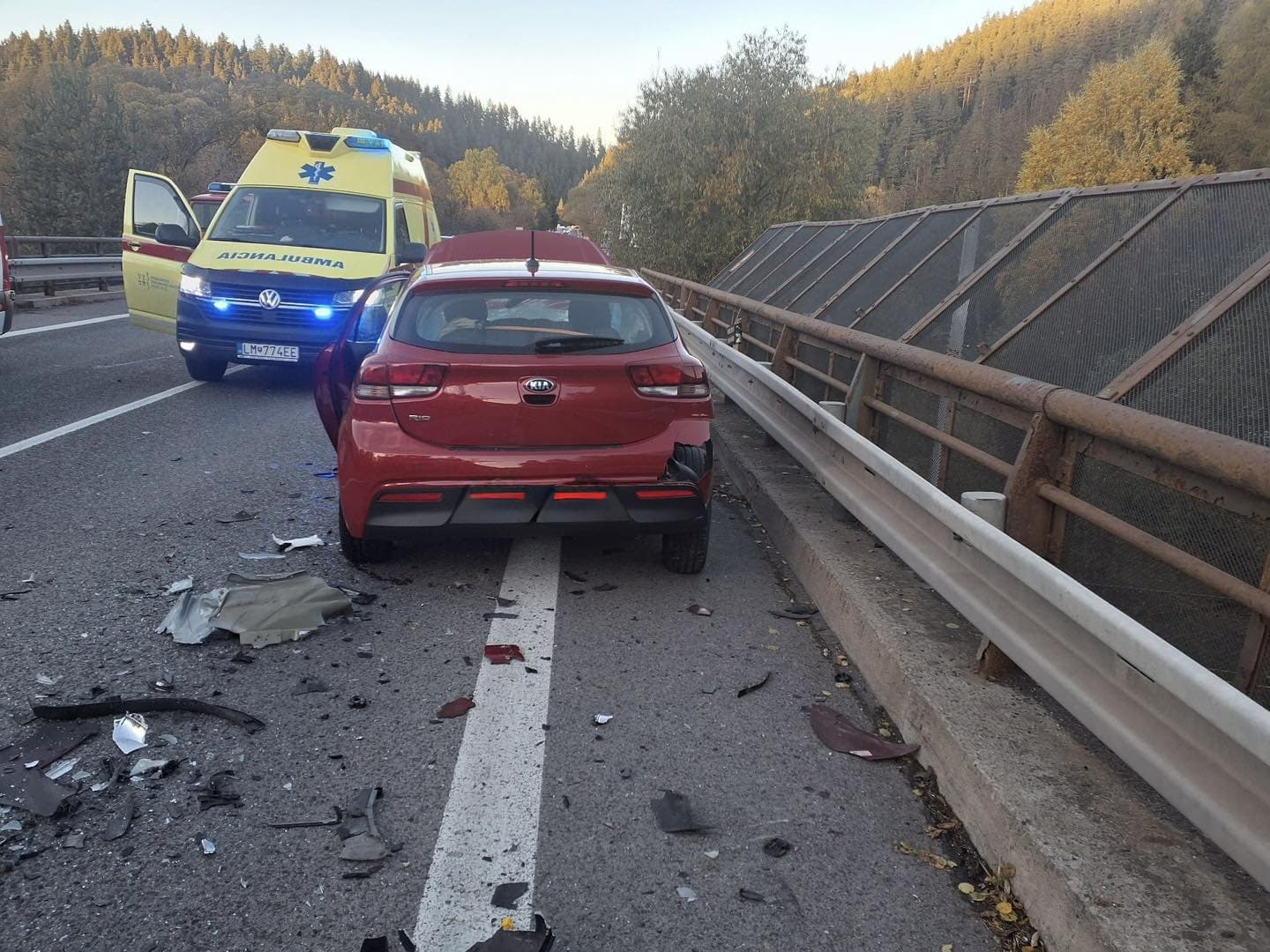 Ťažká nehoda štyroch áut pri Liptovskej Porúbke: Šesť zranených, zasahovali hasiči aj vrtuľník