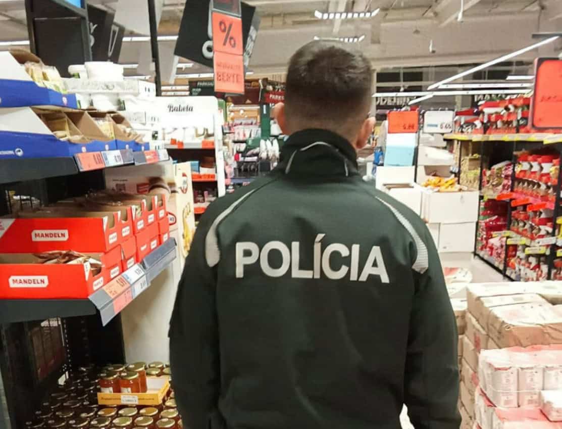 VIDEO Dráma v Bratislave: Muž sa v predajni vyhrážal paralyzérom, policajti ho spacifikovali