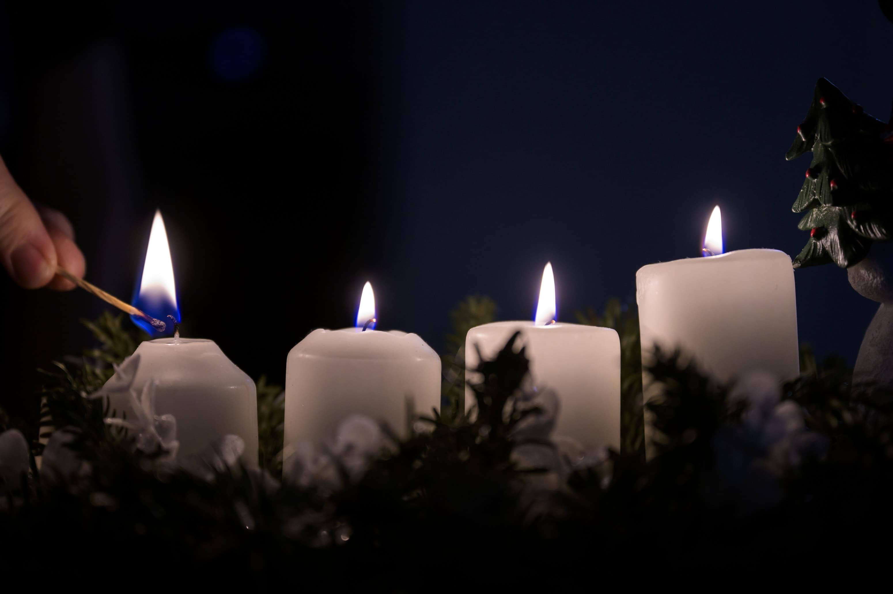 Adventné sviečky spôsobujú každý rok požiare, hasiči varujú pred nepozornosťou