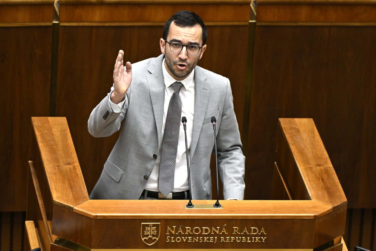 Jakab žiada koniec Lajčáka ako poradcu Fica: Bezpečnostná hrozba pre Slovensko, tvrdí