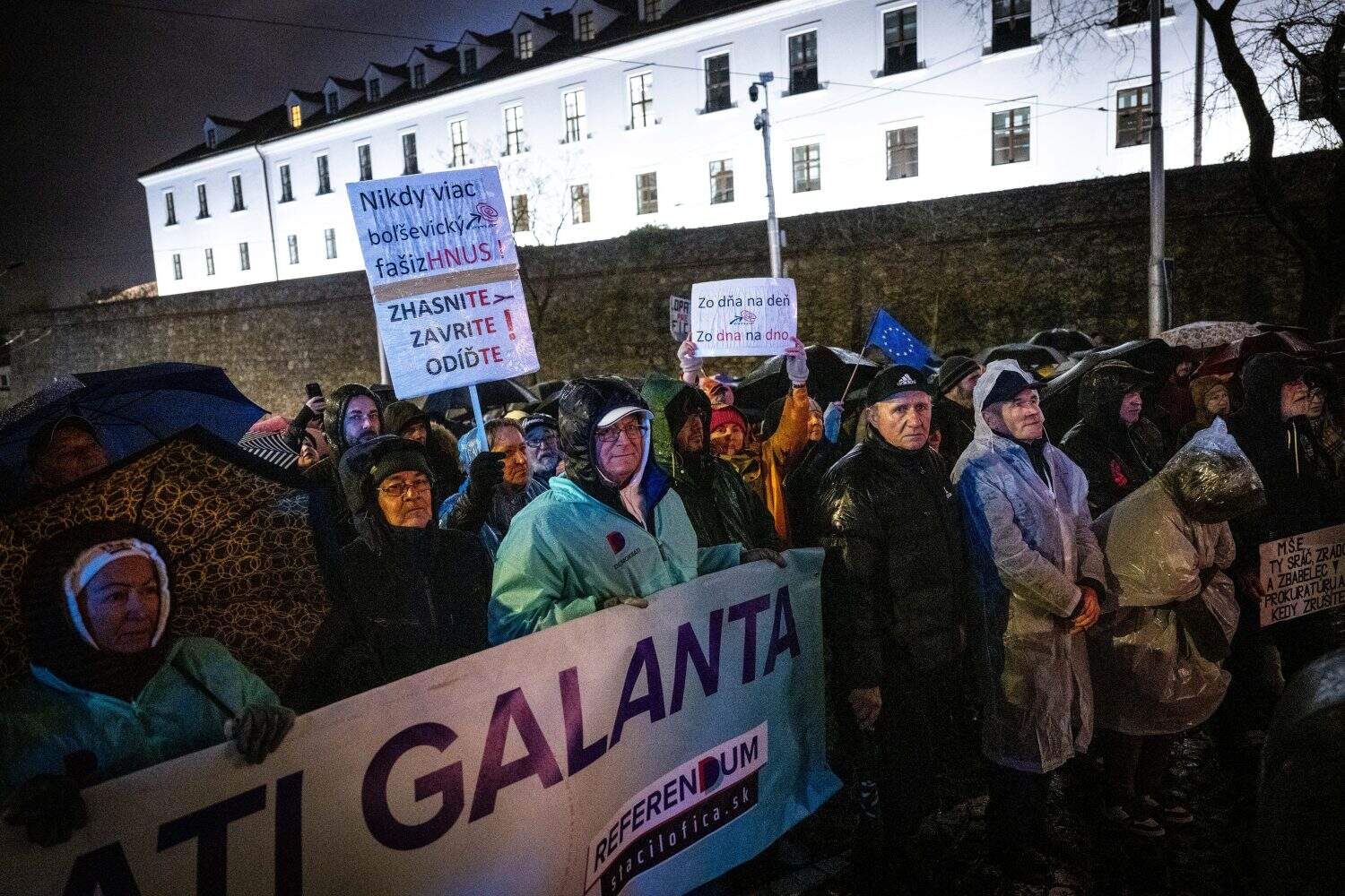 Protest pred parlamentom: Opozičné strany žiadajú zastaviť zrušenie úradu na ochranu oznamovateľov
