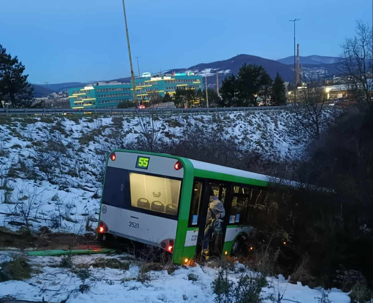 Zrážka autobusu a nákladného auta pri Pereši – vodič nafúkal alkohol, cesta bola neprejazdná