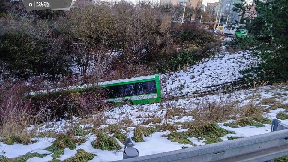 AKTUÁLNE VÁŽNA NEHODA AUTOBUSU Zošmykol sa dole svahom, zasahujú všetky záchranne zložky FOTO