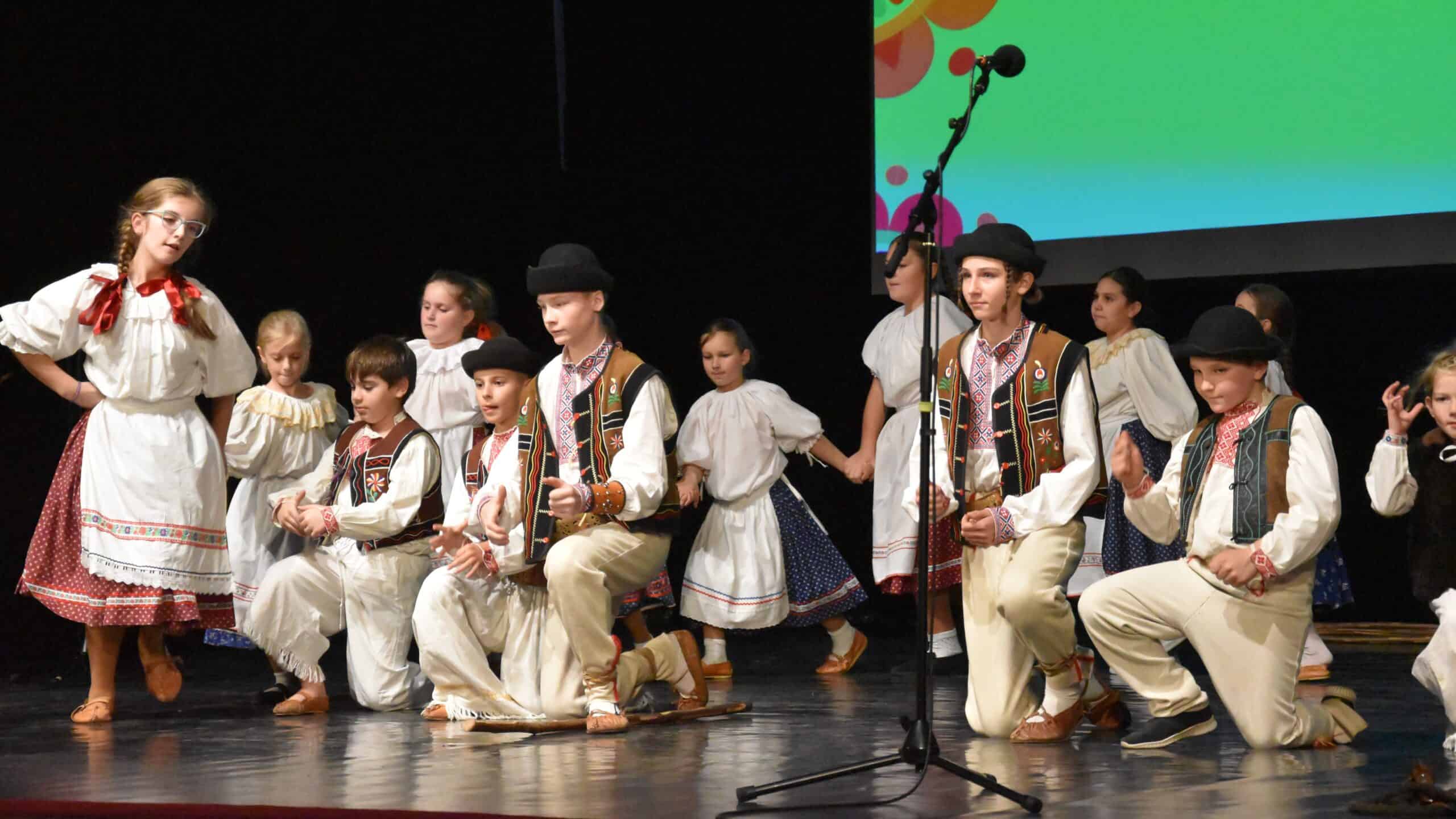 Revúca ožije detským folklórnym festivalom: Šesť súborov, tvorivé dielne aj výstava krojov