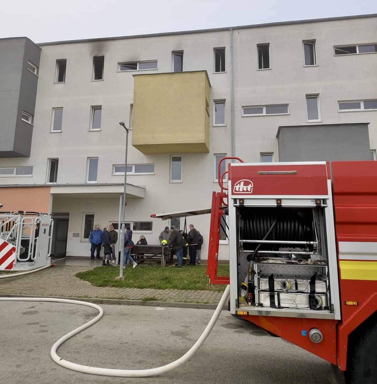 AKTUÁLNE Vypukol POŽIAR v BYTOVKE: Zasahujú hasiči, evakuovať museli všetkých ľudí