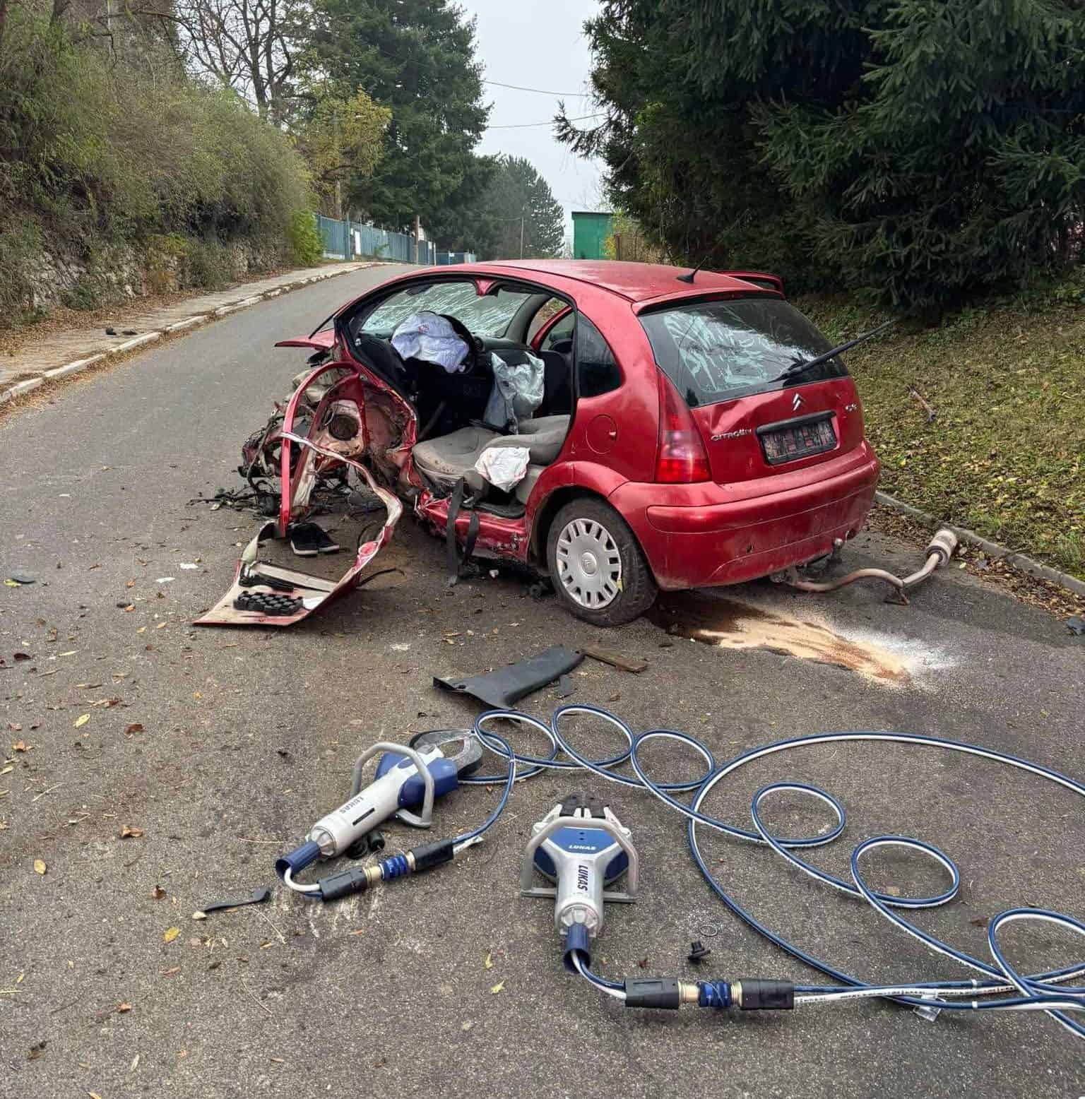 AKTUÁLNE BRUTÁLNA NEHODA vo vysokej rýchlosti: Chýba polovica auta FOTO. Záchranári hlásia ťažké zranenia