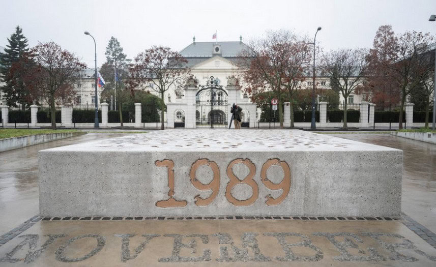 Na Námestí slobody v Bratislave odhalili nový Pamätník novembra 1989 – symbol odvahy ľudí