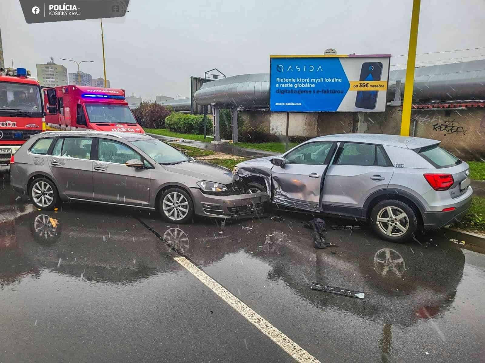 AKTUÁLNE ŤAŽKÁ NEHODA v meste: Záchranári oživujú človeka. V autách sedeli aj deti