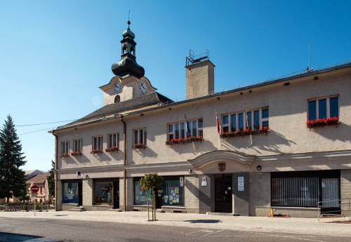 Nová Baňa: Historická radnica dostáva novú šindľovú strechu, opravy potrvajú do decembra