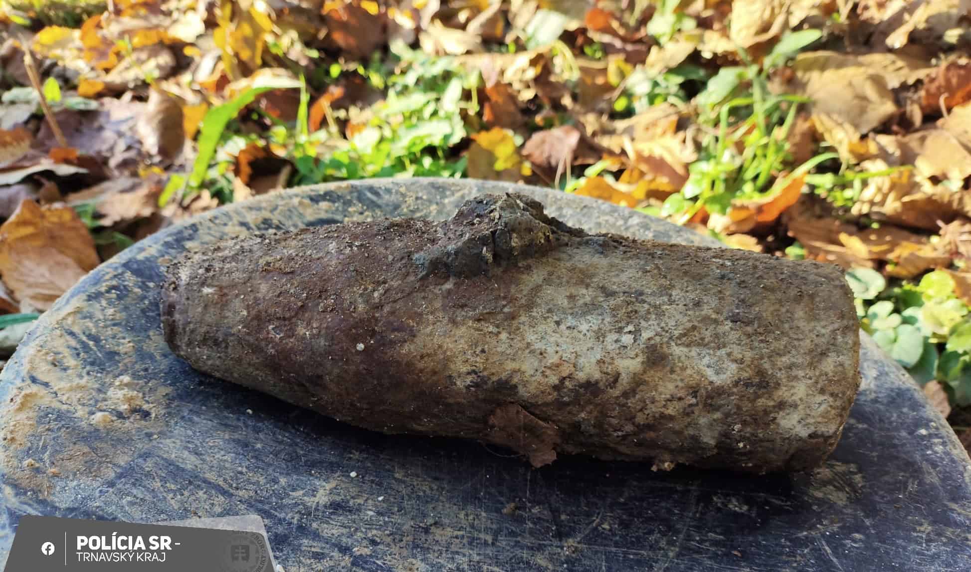 Pri výkopových prácach v Suchej nad Parnou našli delostrelecký náboj z druhej svetovej vojny – zasahovali policajti aj pyrotechnici