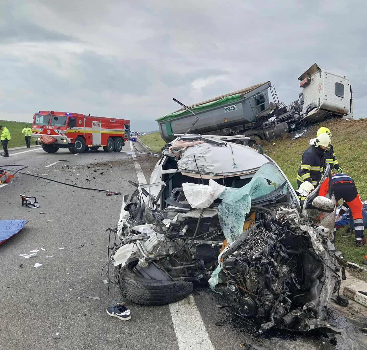 AKTUÁLNE BRUTÁLNA ZRÁŽKA auta s nákladiakom: FOTO Hlásia viacero ranených, zasahuje aj vrtuľník