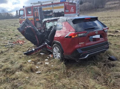 Ťažká nehoda Náraz osobného a nákladného auta, dvoch zranených ratovali hasiči