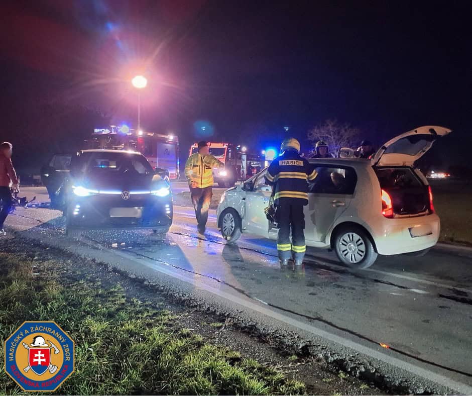 Vážna nehoda troch áut medzi Sencom a Hrubým Šúrom: Zasahovali hasiči, traja zranení