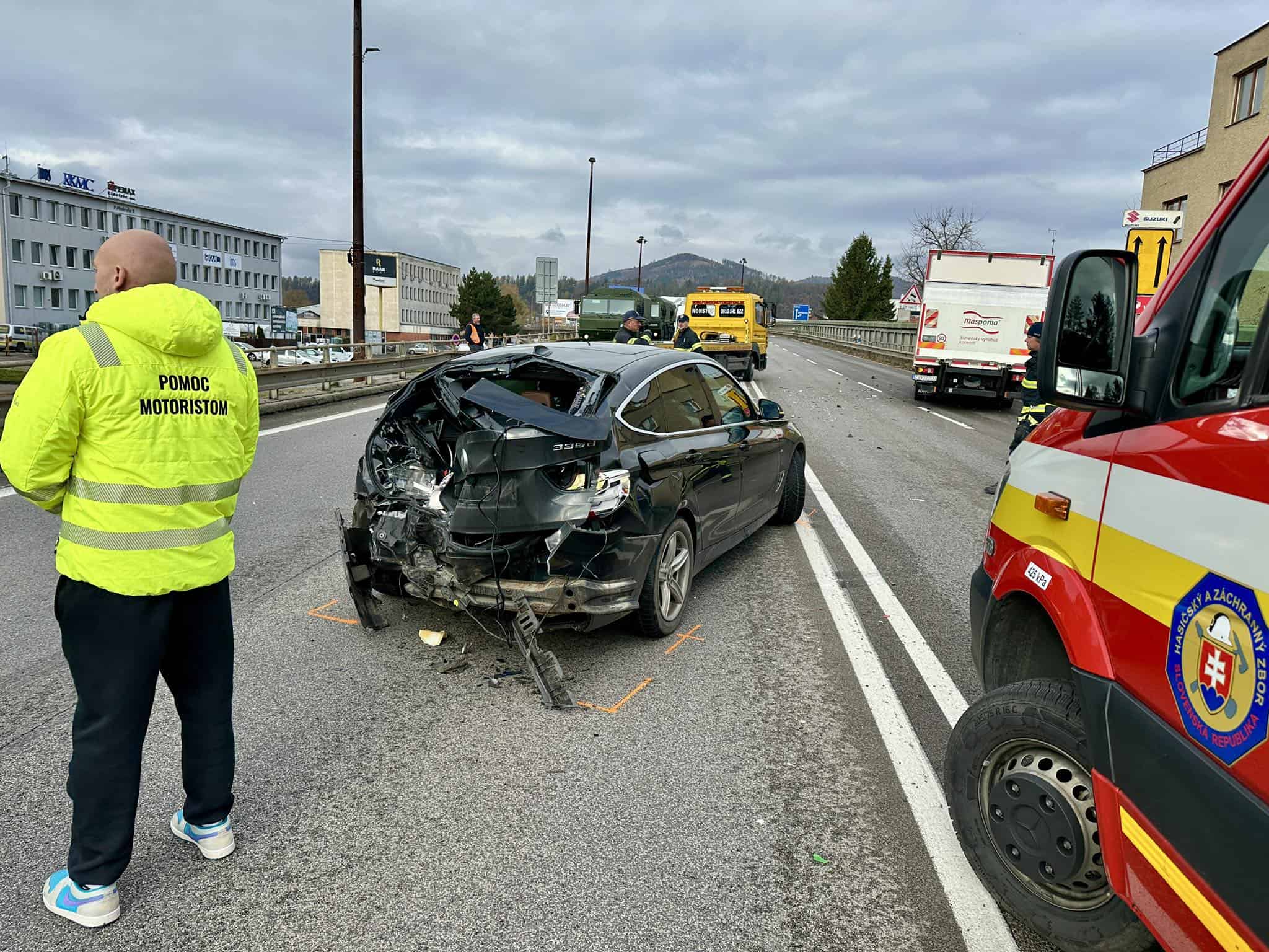 AKTUÁLNE FOTO Dve HROMADNÉ NEHODY v meste: Zrazili sa kamióny aj autá, zasahujú záchranné zložky
