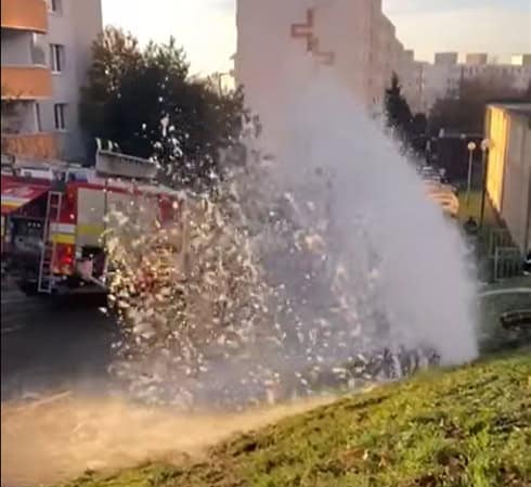 AKTUÁLNE VIDEO Vodič vrazil do hydrantu: Ulicou sa valí voda, zasahujú hasiči