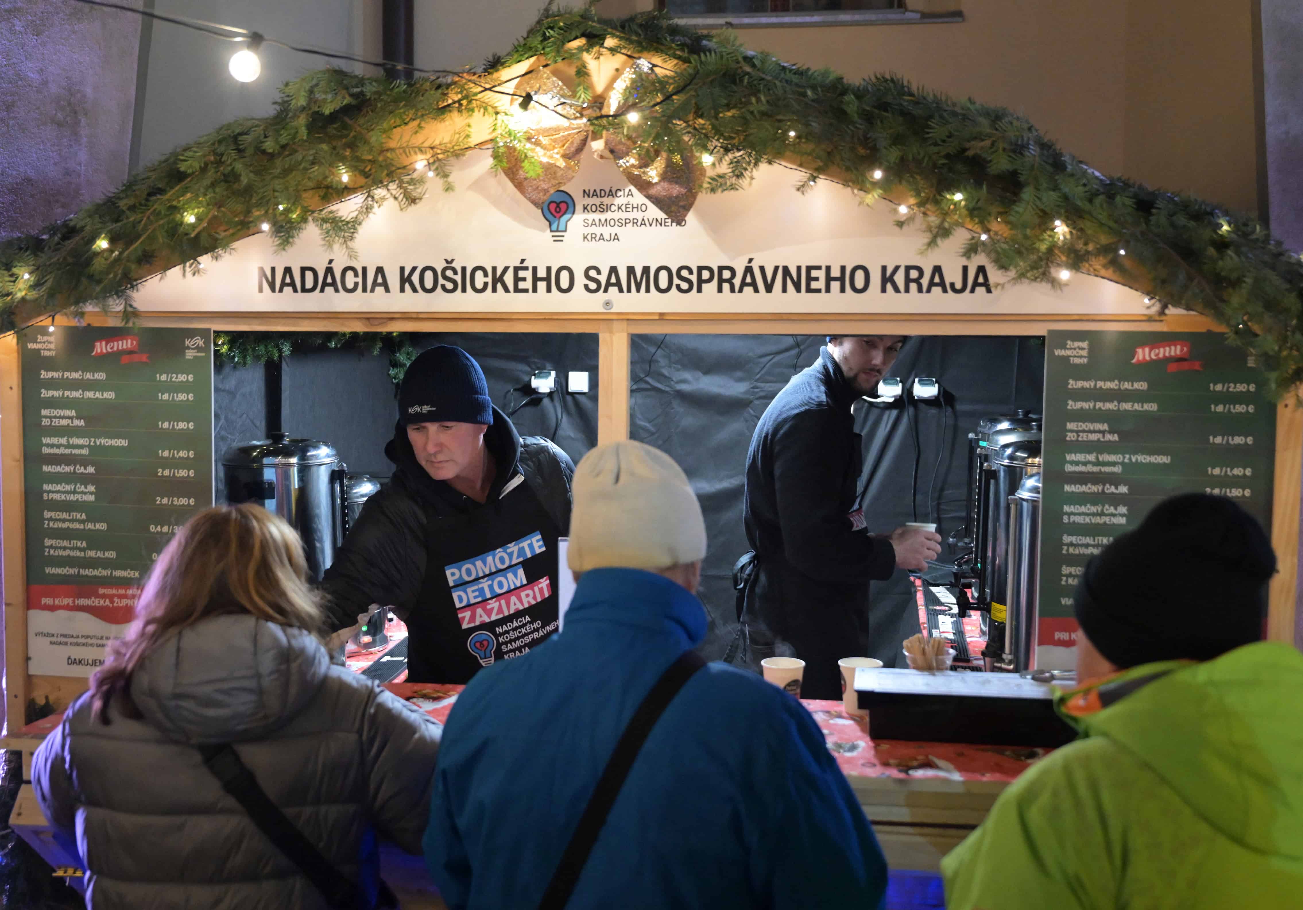 Košice odštartovali rozprávkové Vianoce – stromček, trhy aj hudobný program prilákali návštevníkov