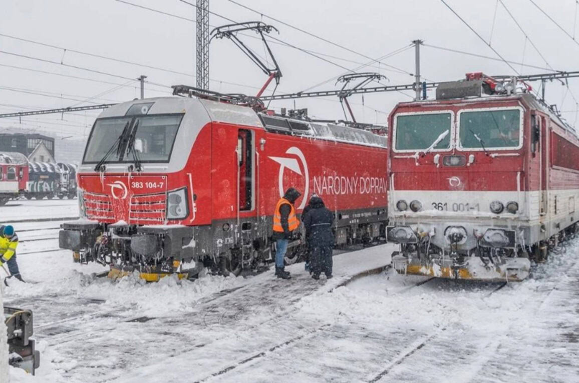 Vlaky v Košiciach meškajú pre zasnežené výhybky, cestujúci čakajú aj vyše hodiny