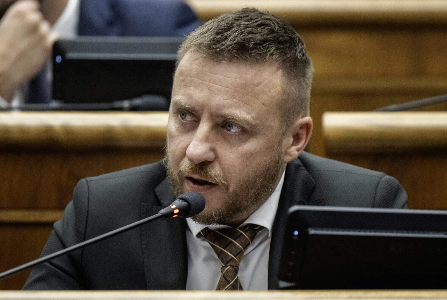 AKTUÁLNE Polícia údajne obvinila Petra Kotlára: Vládny splnomocnene mal šíriť poplašnú správu