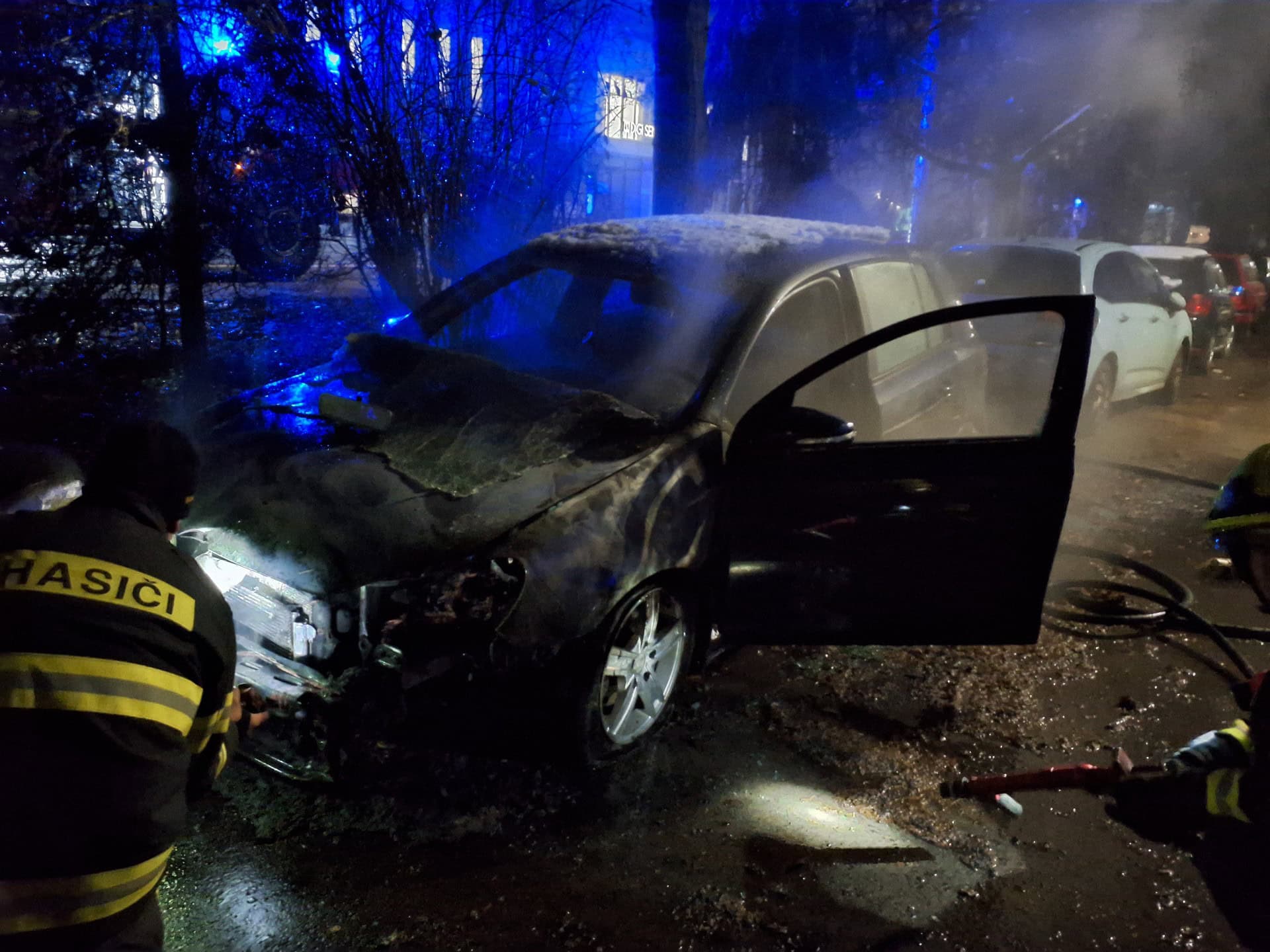 V noci na Solinkách niekto úmyselne zapálil auto, požiar poškodil aj ďalšie vozidlo