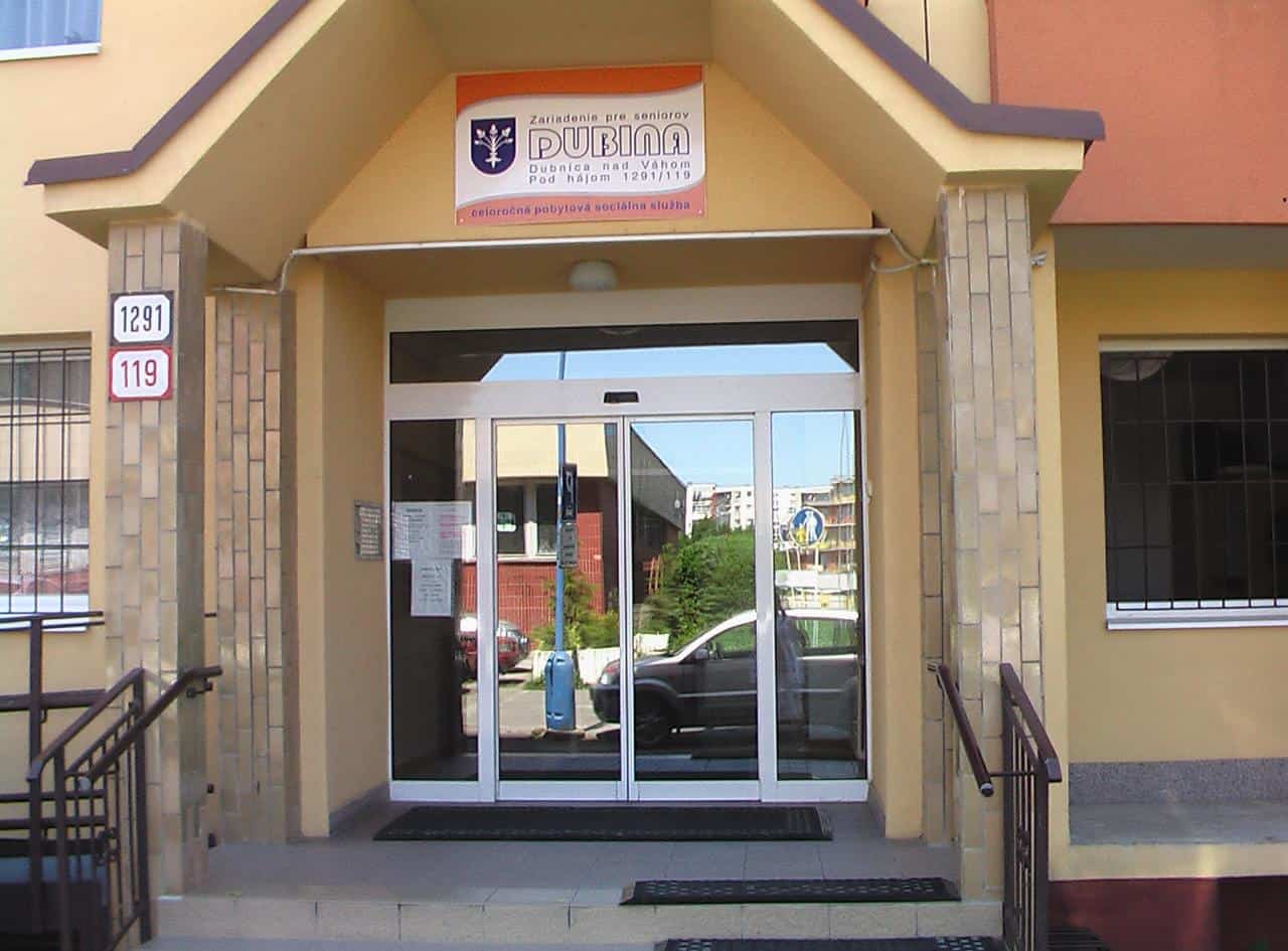 Odsúdení z Dubnice nad Váhom potešili seniorov vianočnými koledami a darčekmi
