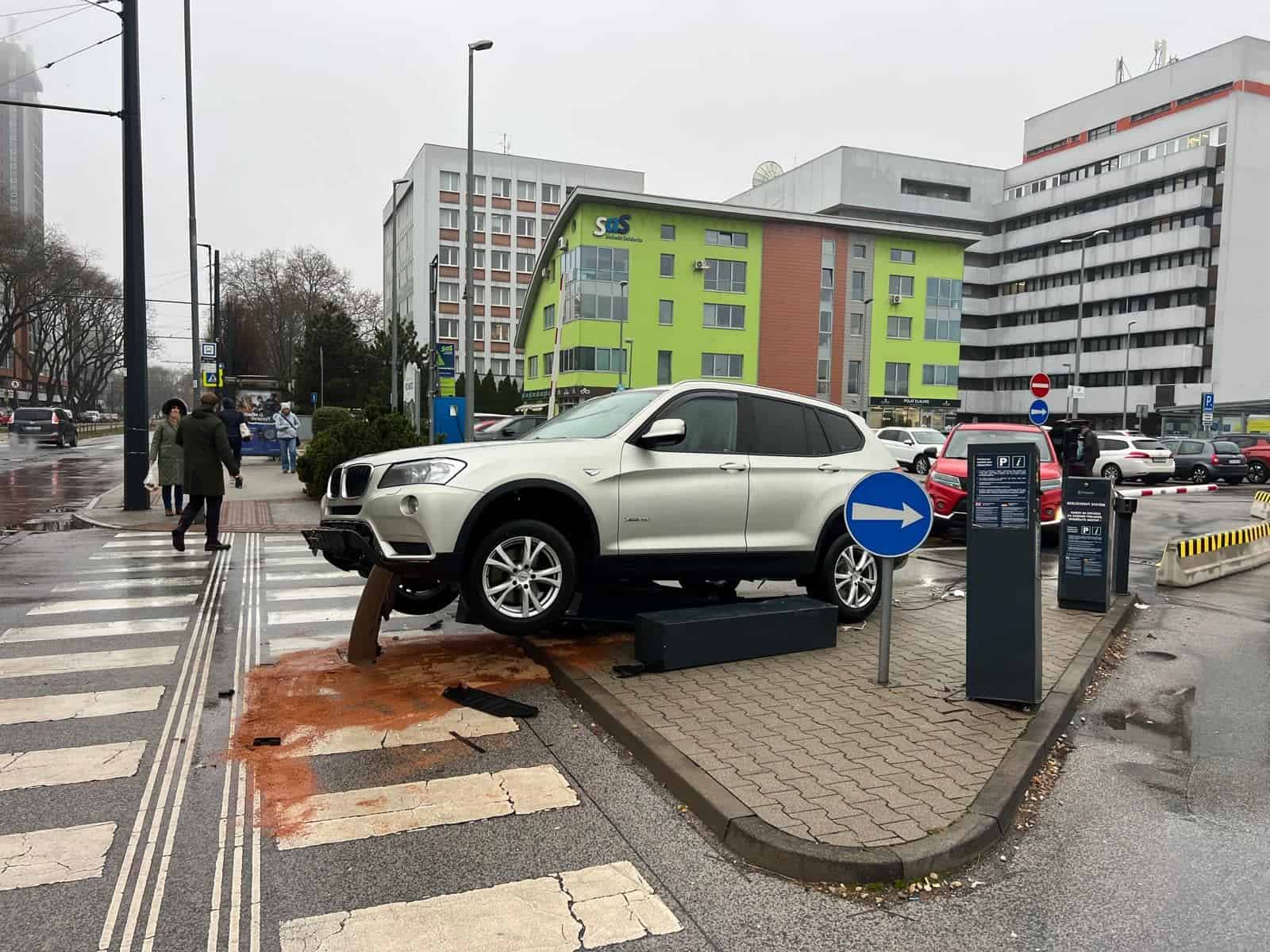 FOTO Kuriózna nehoda: Auto zostalo ZASEKNUTÉ na rampe, zasahovali hasiči