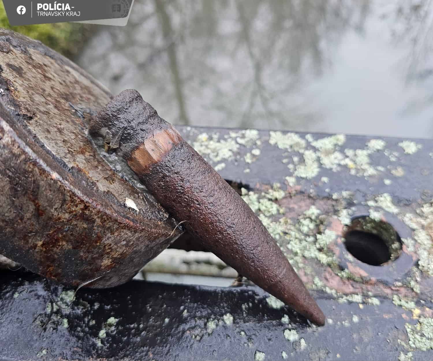 V Seredi objavili delostrelecký granát z druhej svetovej vojny – zasahoval pyrotechnik aj polícia