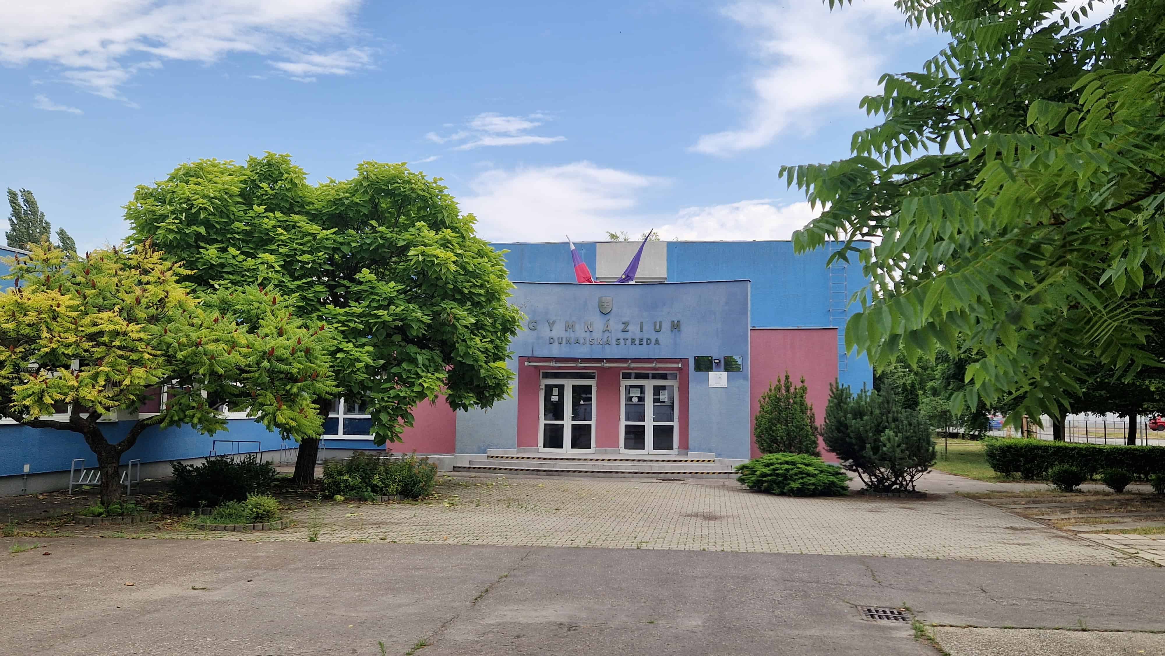 Moderné átrium Gymnázia Ladislava Dúbravu v Dunajskej Strede: Nová strecha priniesla viac svetla a lepšie podmienky