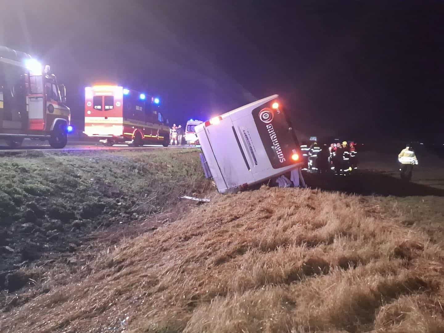 HROZIVÁ NEHODA na diaľnici: Autobus sa prevrátil, hlásia aj ťažko ranených FOTO