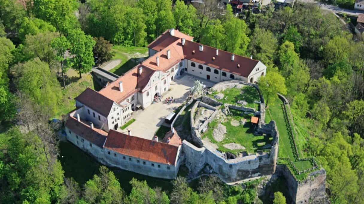 Advent na hrade Modrý Kameň: Mikuláš rozsvieti stromček, čaká vás program pre rodiny