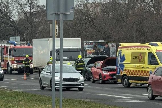 AKTUÁLNE FOTO ŤAŽKÁ ZRÁŽKA kamióna a auta: Zasahujú všetky záchranné zložky, hlásia ZRANENIA