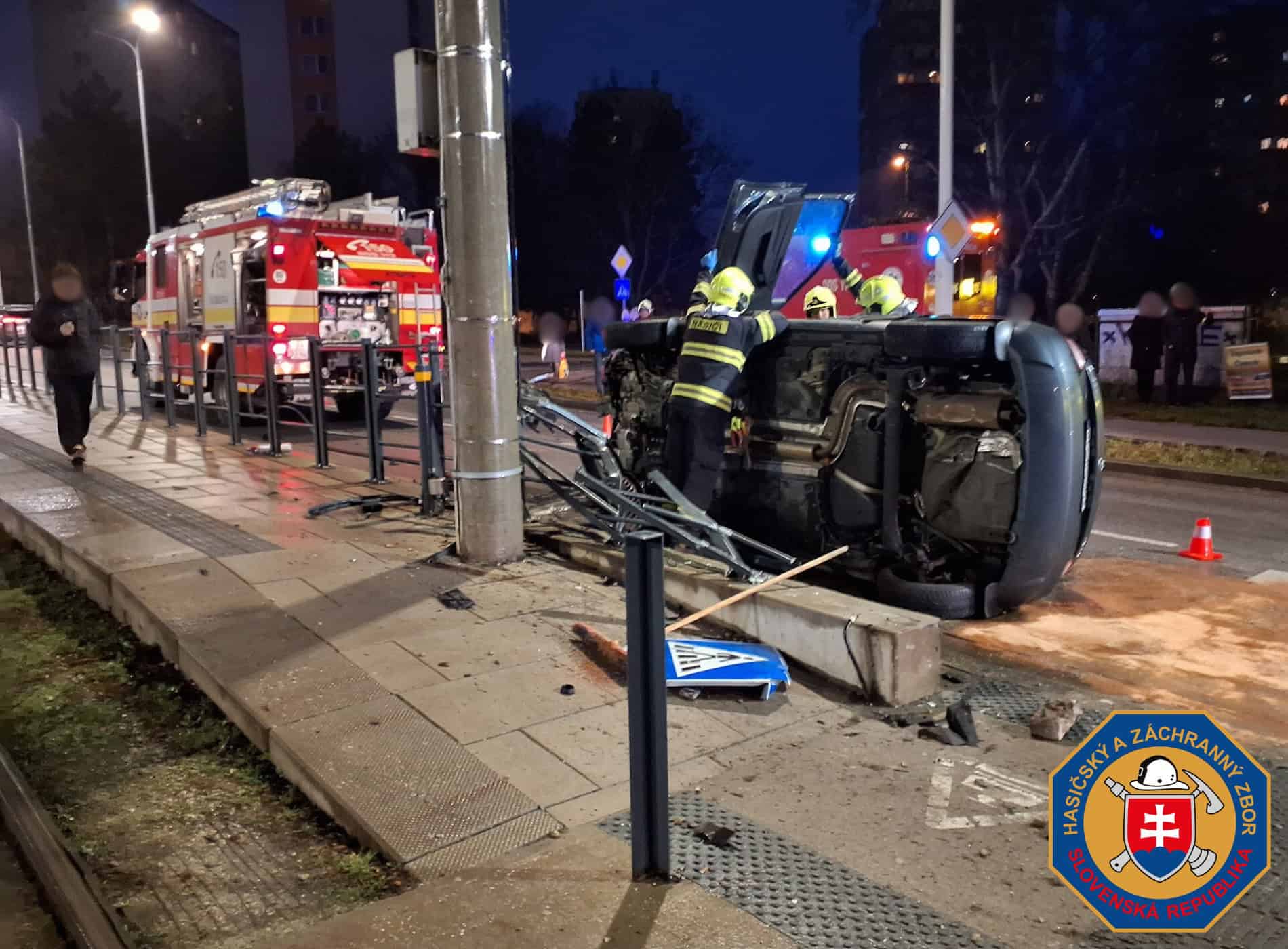 Auto sa prevrátilo po náraze do oplotenia zastávky v Bratislave, zasahovali hasiči