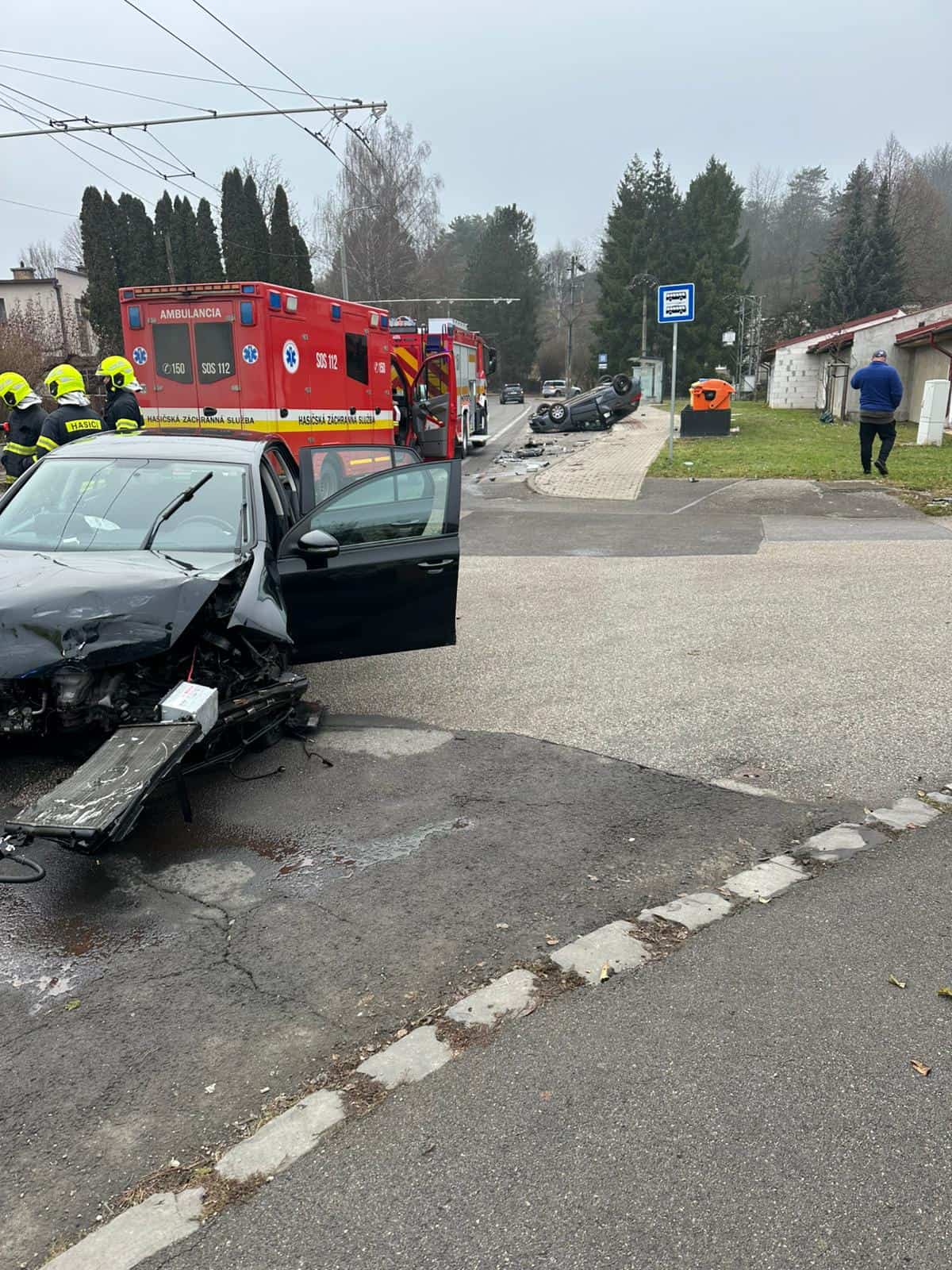 AKTUÁLNE FOTO ŤAŽKÁ ZRÁŽKA Autá sú na šrot, jedno leží na streche na zastávke: Zasahujú záchranné zložky