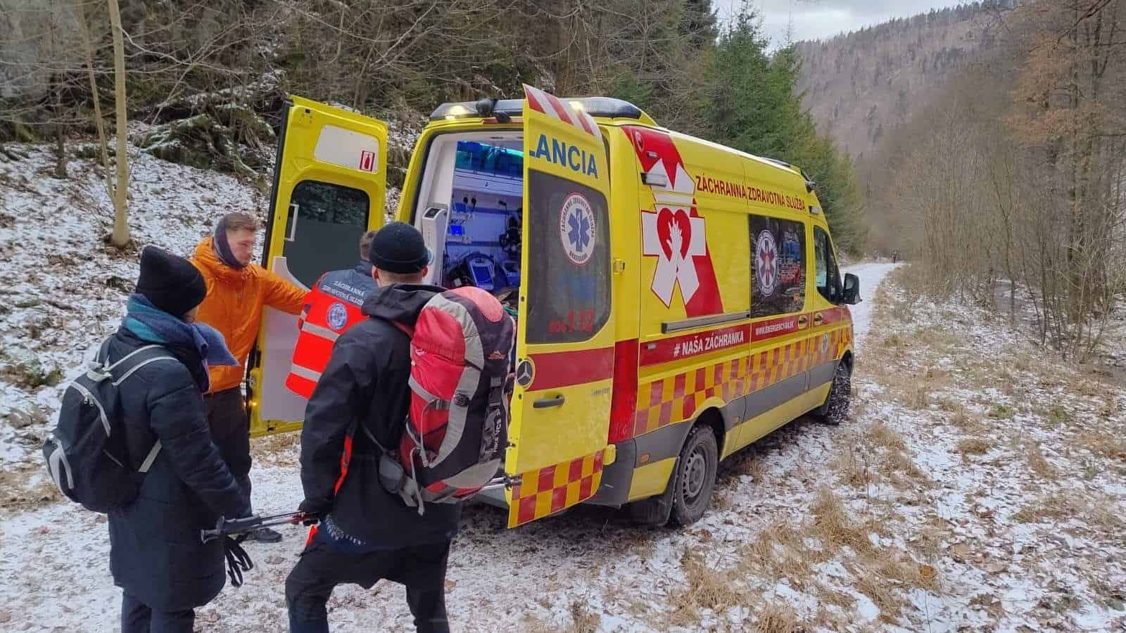 Dráma v Kremnických vrchoch: Záchranári pomáhali vyčerpanému dievčaťu na bežkách aj zranenej žene na Skalke